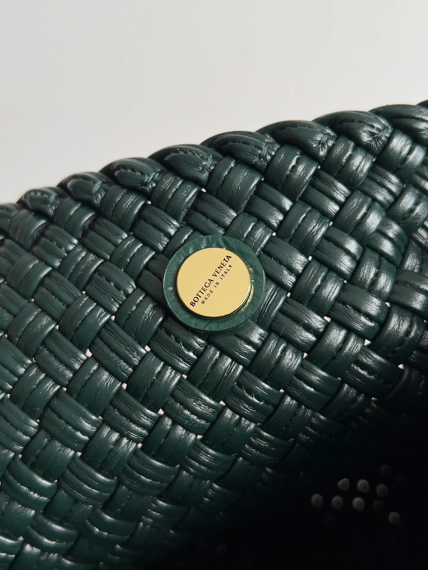Batch 5960 BV collectible small woven handbags are really YYDS!! Bottega Veneta’s most classic small woven handbags are back! ! We use the highest quality leather with the highest craftsmanship❤️ to create the most expensive works. We have created the original Intrecciato leather weaving process❤️ This unique traditional exclusive leather weaving method has not only become our logo but also reflects the time-consuming and labor-intensive craftsmanship of our products❤️ The new TOSCA handbag must be a selection worth collecting🆕⚠️⚠️Babies, malachite can be sold separately and can be assembled by yourself Style number: 716974 Size: 27*9*18cm
